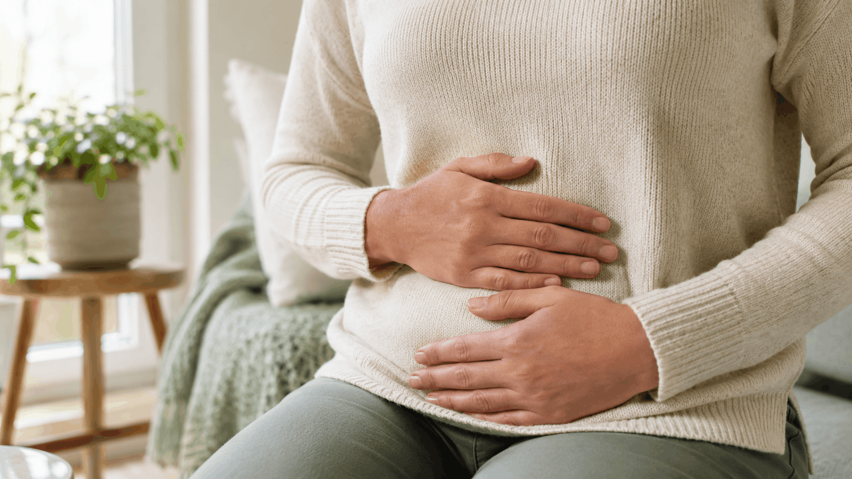 Durchfall durch Stress – Hände liegen sanft auf dem Bauch während einer ruhigen Atemübung