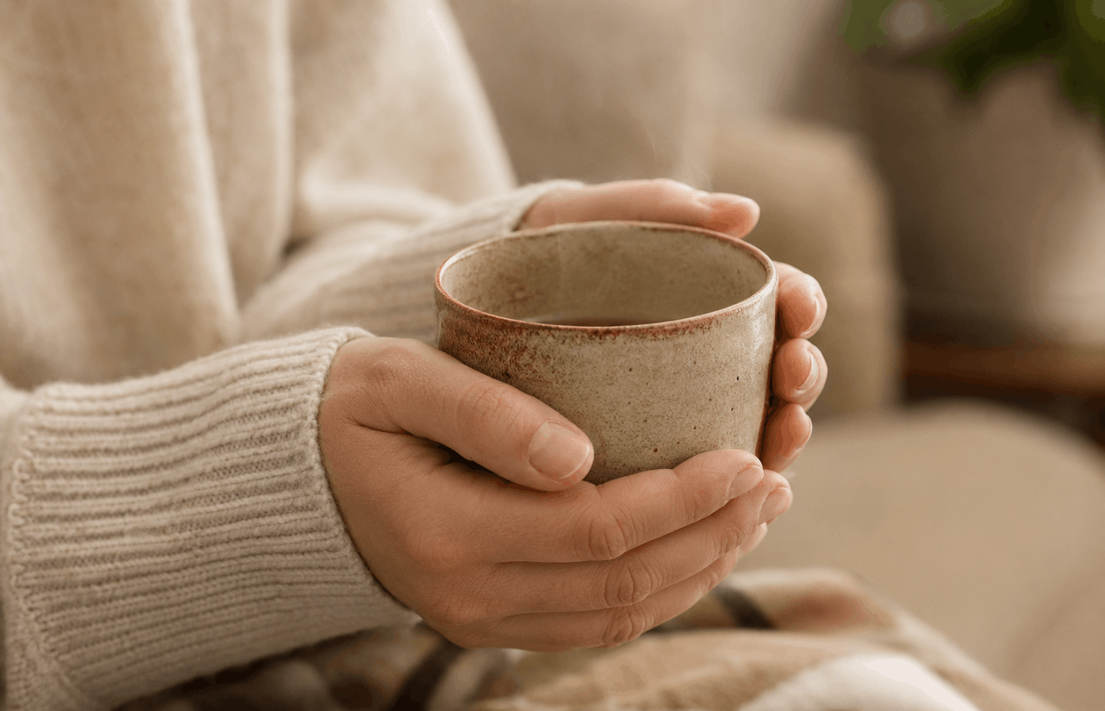 Funktionaler Freeze – Hände halten achtsam eine warme Tasse als Orientierung im gegenwärtigen Moment