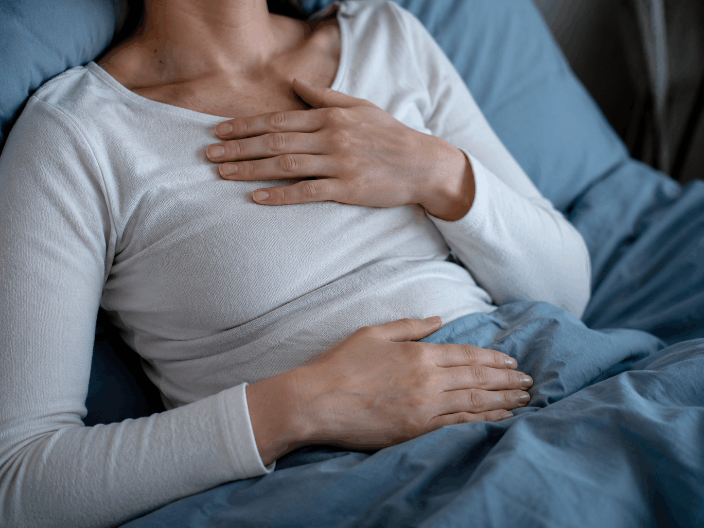 Herzrasen nachts – Hände liegen ruhig auf Brustkorb und Bauch und geben Orientierung