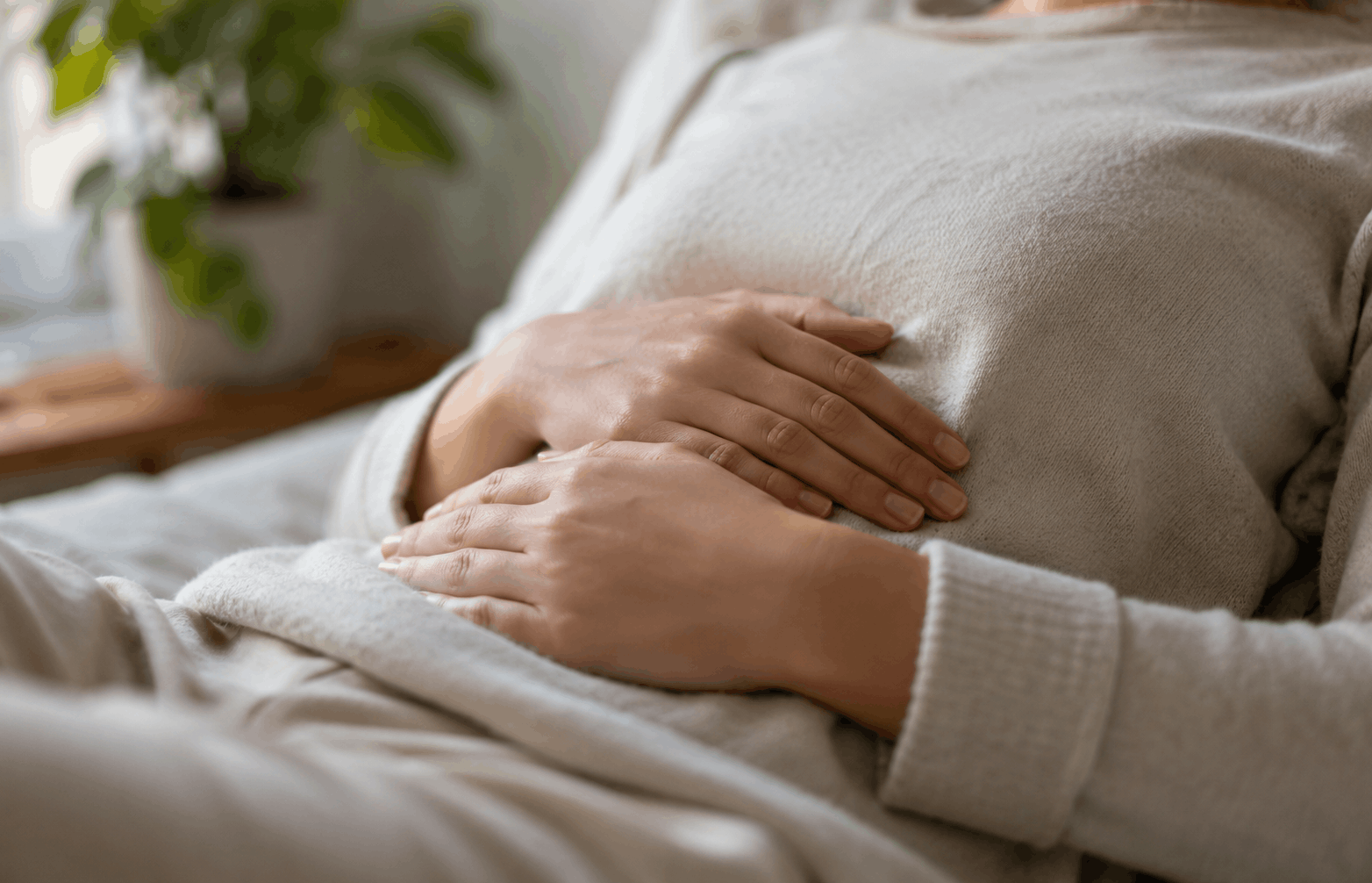 innere Unruhe bekämpfen — Hände liegen ruhig auf dem Bauch und unterstützen die Körperwahrnehmung