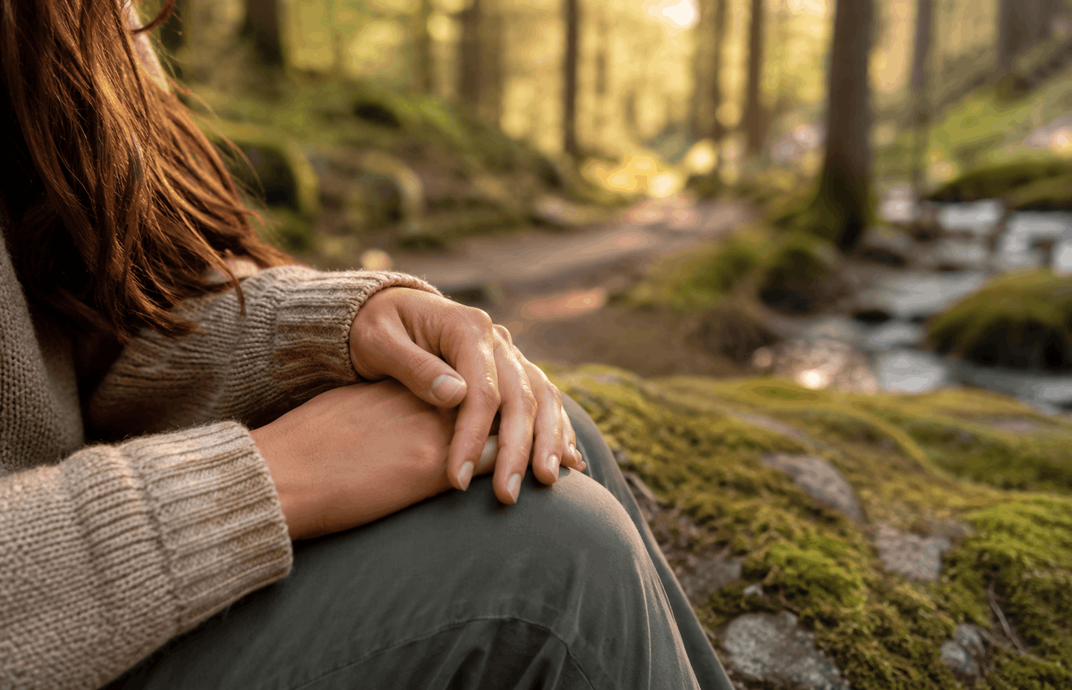People Pleasing – ruhige Hände bei einer Pause während eines Waldspaziergangs