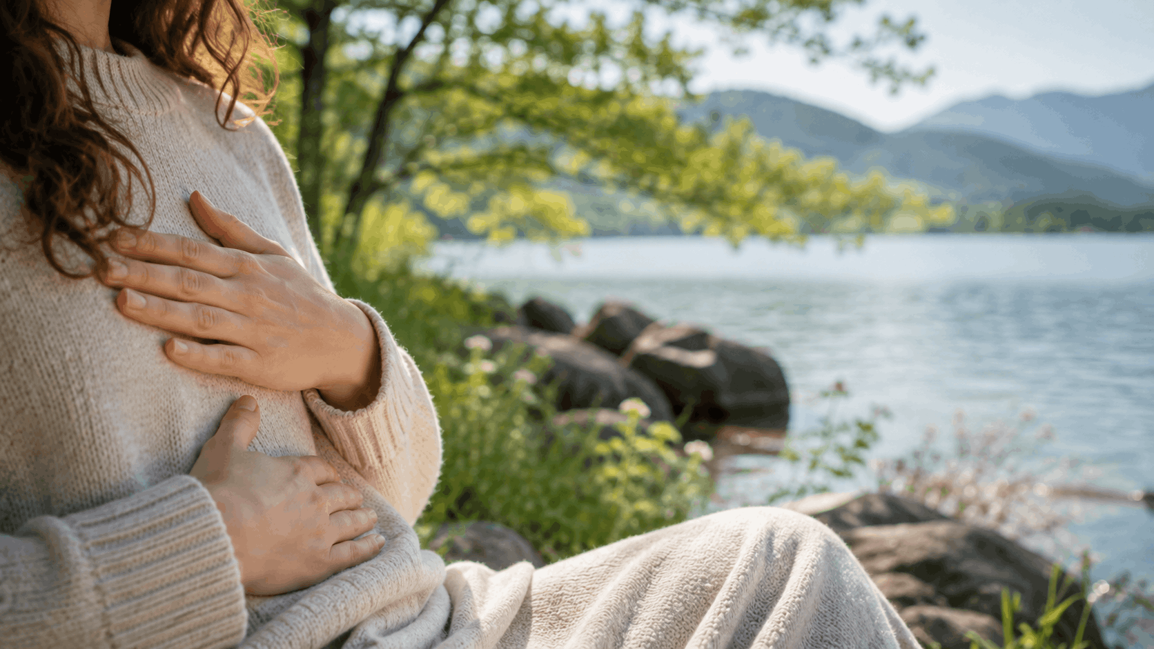 Panikattacken – Hände auf dem Bauch während einer ruhigen Pause in der Natur