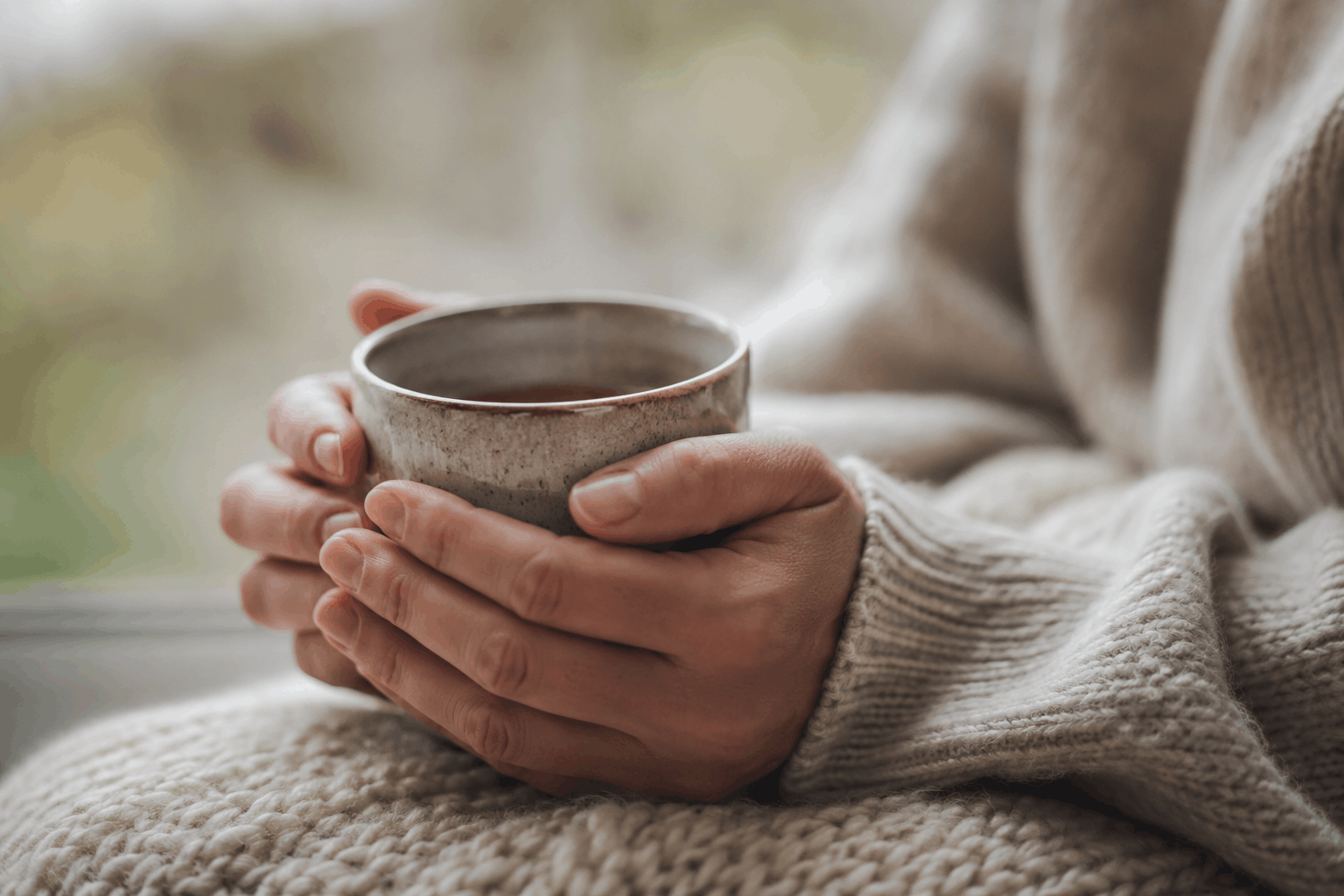 Stressreaktionen – Hände halten eine warme Tasse als sanfte Übung zur Orientierung im Körper