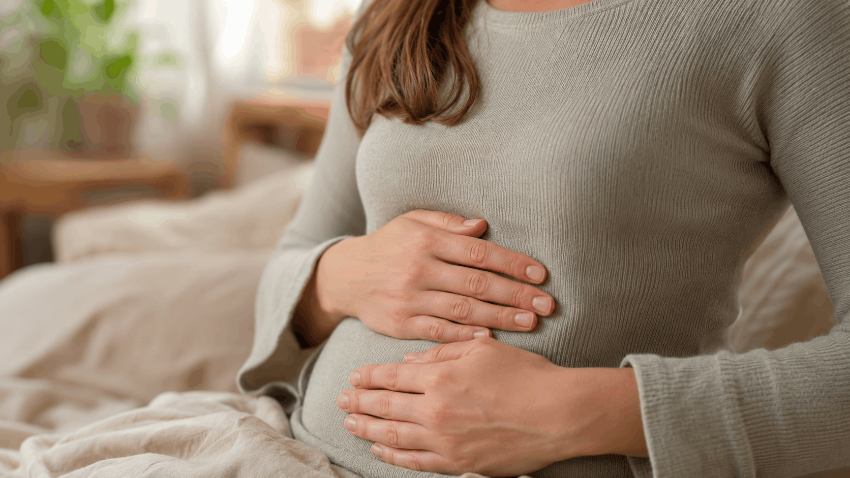 Panikattacke Symptome – Hände liegen bei einer sanften Atemübung locker auf dem Bauch