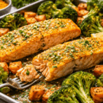 Kurkuma-Ingwer-Lachs mit Süßkartoffeln und Brokkoli Kurkuma-Ingwer-Lachs aus dem Ofen mit Süßkartoffeln und Brokkoli – gesundes entzündungshemmendes Lachs Rezept mit Omega-3