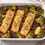 Knoblauch-Butter-Lachs aus dem Ofen mit Roter Bete und Brokkoli in einer weißen Auflaufform – entzündungshemmendes, gesundes Abendessen mit Omega-3 und frischem Gemüse.