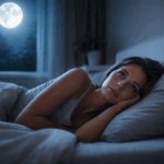 Frau liegt nachts wach im Bett bei Vollmond und kann nicht schlafen – vollmond schlaflos durch unruhiges Nervensystem