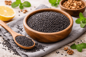 Schwarzer Sesam in einer Holzschale mit Löffel – nährstoffreiches Superfood für Nervensystem, Stressreduktion und entzündungshemmende Ernährung