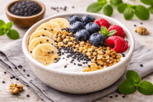 Frühstücks-Bowl mit Banane, Beeren, Nüssen und schwarzem Sesam – nährstoffreiches Rezept für Nervensystem und Stressreduktion