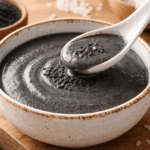 Schwarze Sesam Suppe Rezept – cremiges asiatisches Dessert aus schwarzem Sesam in einer Schale