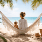 Frau entspannt in einer Hängematte am Strand mit Meerblick – Entspannung im Urlaub durch Ruhe und bewusste Auszeit