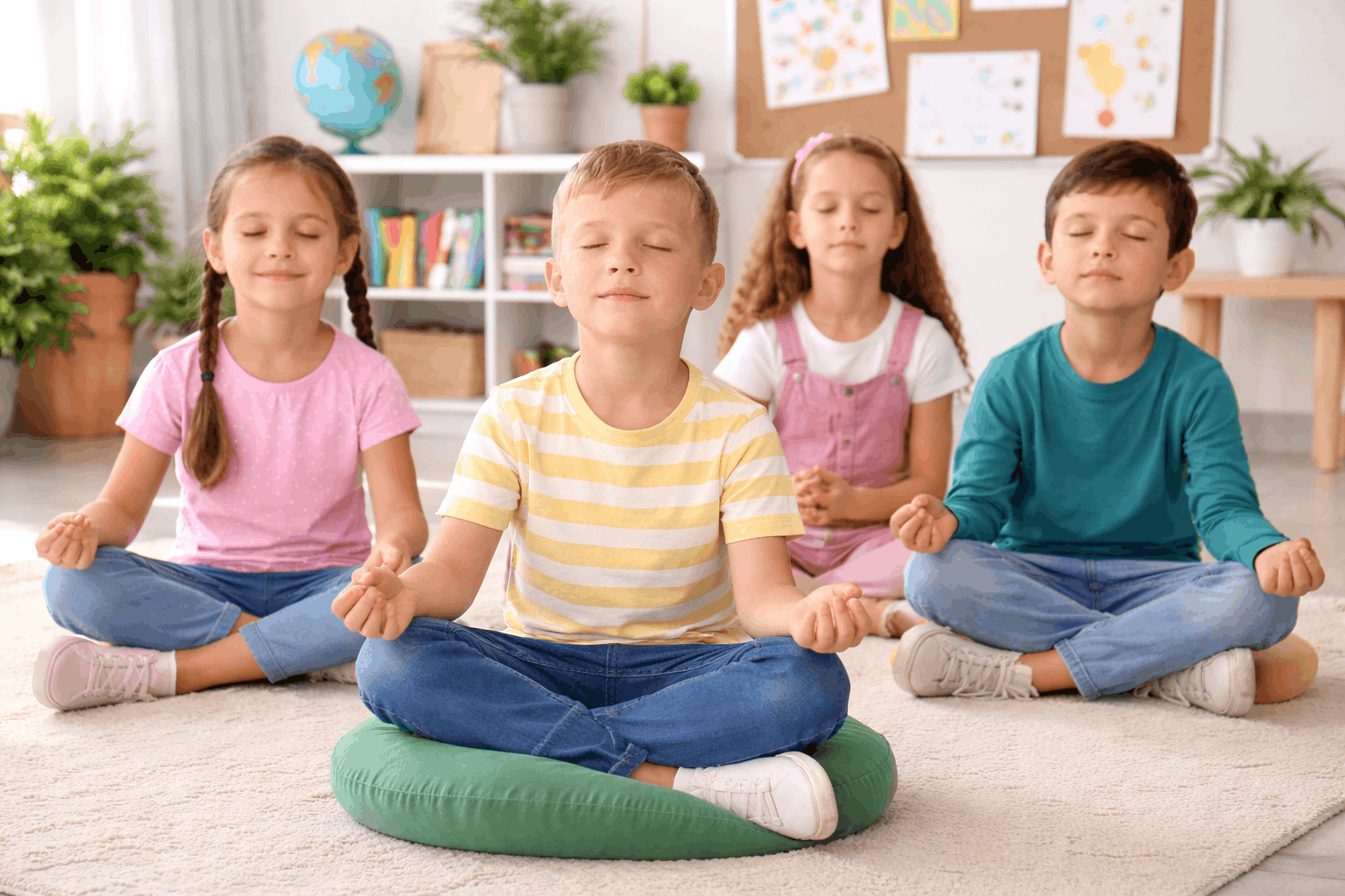 Lehrerin führt Entspannungsübungen in der Grundschule an und Kinder sitzen ruhig im Sitzkreis zur Vorbereitung auf Ruheübungen und Konzentrationsübungen im Unterricht