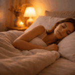 Entspannte Frau schläft ruhig im Bett bei warmem Licht gegen nächtliches Aufwachen um 3 Uhr