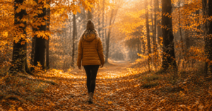 Spaziergang im bunten Herbstwald mit goldenem Licht und ruhiger Natur für Entspannung und Stressabbau